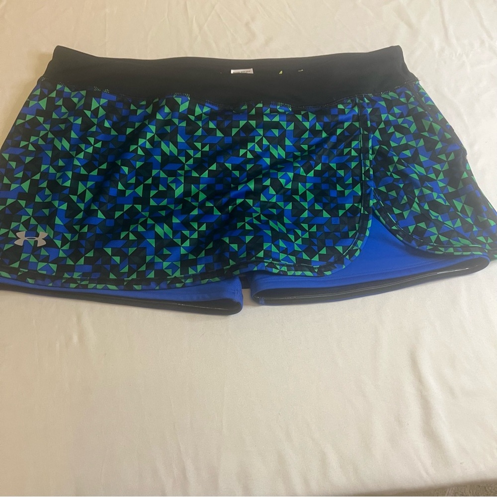Under Armour Women's Semi Fitted Athletic Skort in Geometric Print